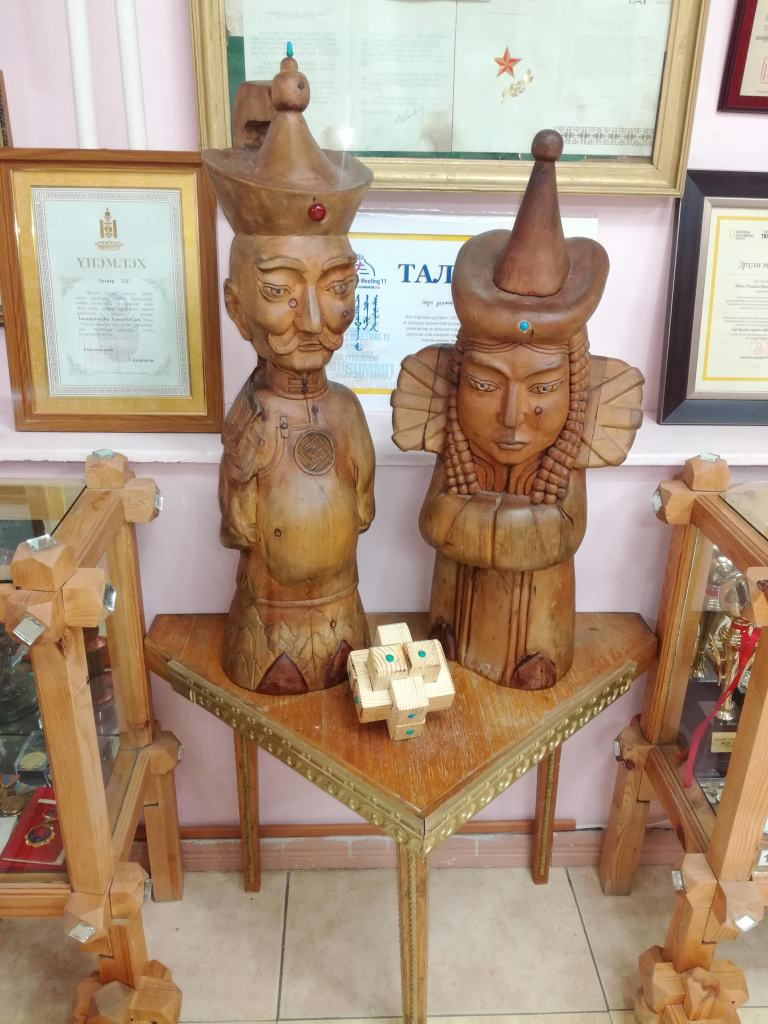 Wooden puzzles scultped into people 